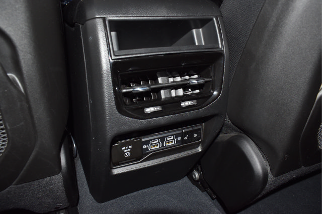 Used 2023 Jeep Grand Cherokee Limited w/ Black Appearance Package AWD/4WD image 18