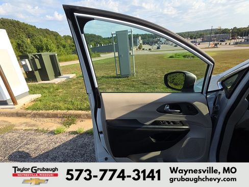 Used 2023 Chrysler Pacifica Touring-L FWD image 7