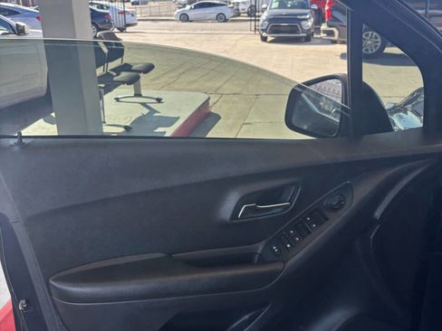 Used 2022 Chevrolet Trax LT w/ LT Convenience Package image 8