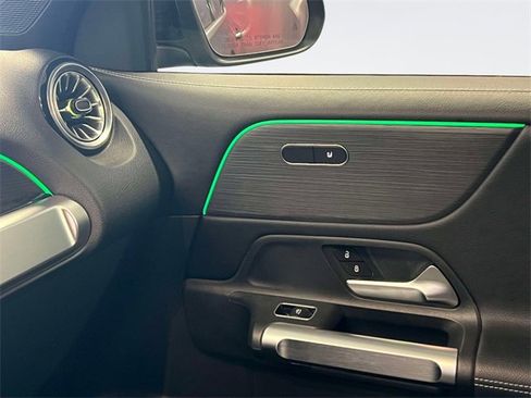 Used 2022 Mercedes-Benz GLB 250 4MATIC image 32