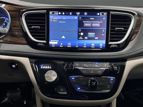 Used 2023 Chrysler Pacifica Limited w/ Uconnect Theater Family Group FWD image 13