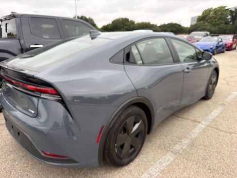 Used 2025 Toyota Prius LE FWD image 5