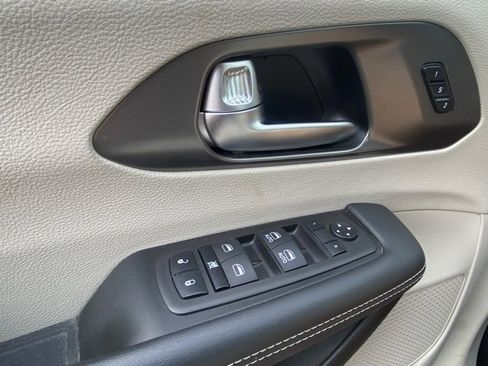 Used 2023 Chrysler Pacifica Touring-L image 17