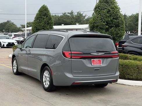 Used 2022 Chrysler Pacifica Touring-L FWD image 5