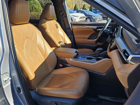 Used 2021 Toyota Highlander Platinum image 19