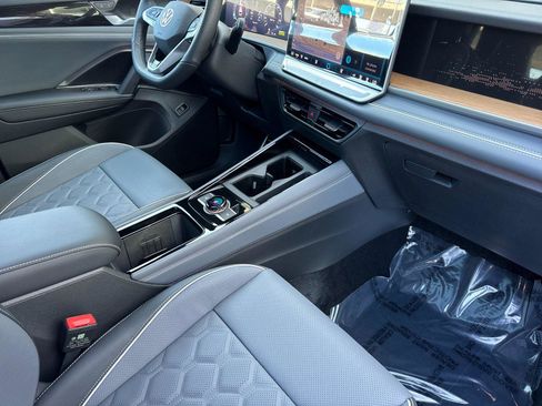 New 2026 Volkswagen Tiguan SEL R-Line AWD/4WD image 15