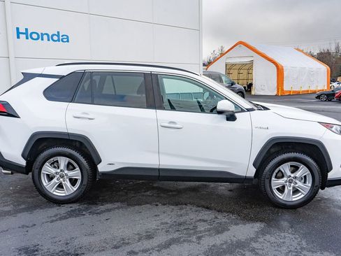 Used 2021 Toyota RAV4 XLE w/ Convenience Package image 16