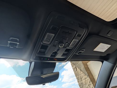 Used 2023 GMC Yukon Denali w/ Denali Reserve Package image 32