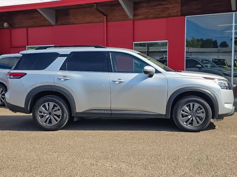 Used 2025 Nissan Pathfinder SV AWD/4WD image 2