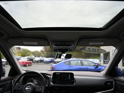 Used 2023 Nissan Rogue SL w/ SL Premium Package image 19