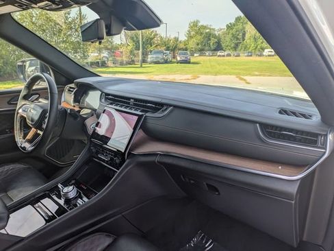 Used 2024 Jeep Grand Cherokee L Summit w/ Advanced Protech Group IV AWD/4WD image 39