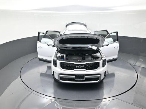 Used 2024 Kia Telluride EX w/ EX Captain's Chair Package image 12