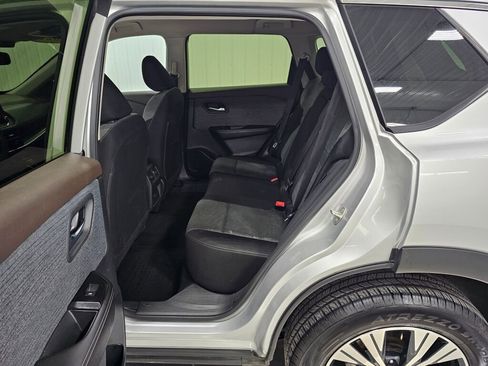 Used 2023 Nissan Rogue SV image 12