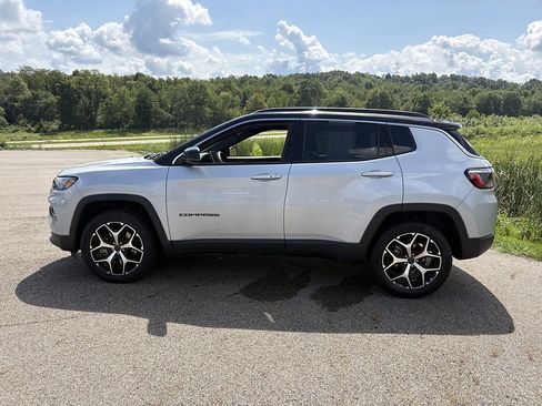 Used 2025 Jeep Compass Limited AWD/4WD image 2