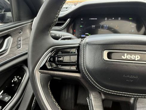 Used 2023 Jeep Grand Cherokee Overland w/ Luxury Tech Group IV AWD/4WD image 32