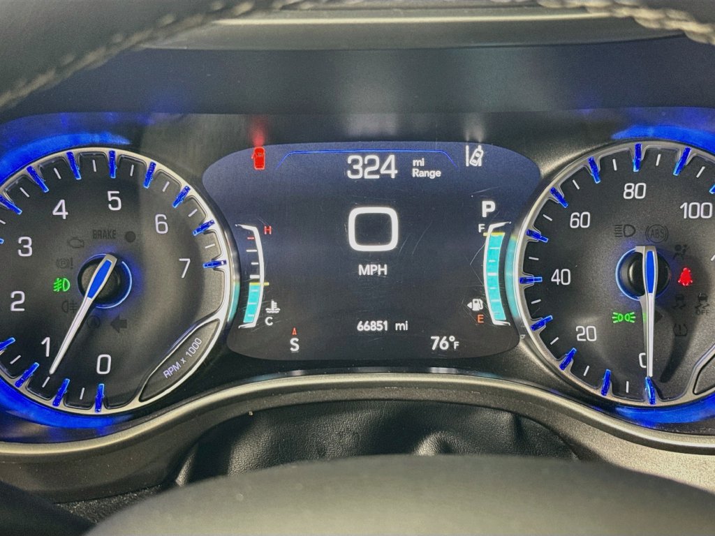 Used 2024 Chrysler Pacifica Touring-L FWD image 12