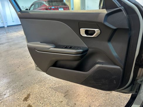 Used 2025 Kia K4 LXS image 18