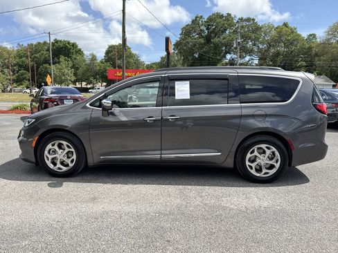 Used 2022 Chrysler Pacifica Limited image 2