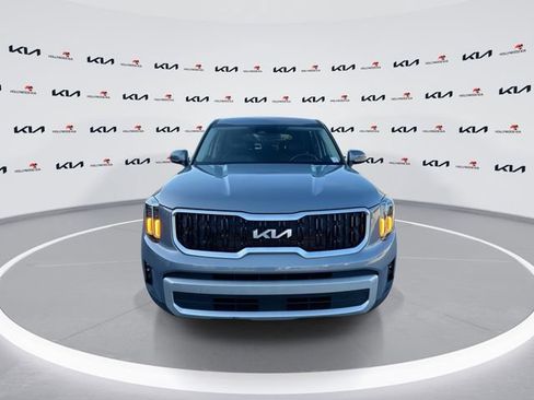 Used 2024 Kia Telluride LX FWD image 3