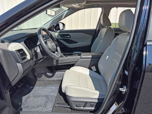 Used 2023 Nissan Rogue SV w/ SV Premium B Package FWD image 16