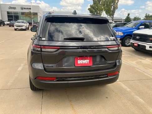 Used 2023 Jeep Grand Cherokee Limited w/ Luxury Tech Group II AWD/4WD image 8