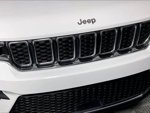 Used 2023 Jeep Grand Cherokee Laredo image 38