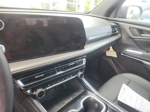 Used 2026 Chevrolet Traverse LT AWD/4WD image 3