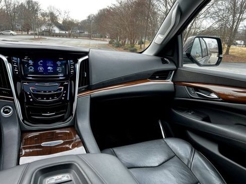 Used 2018 Cadillac Escalade ESV Luxury image 32