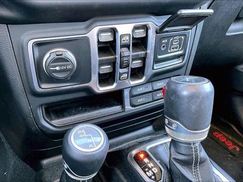 Certified 2020 Jeep Gladiator Overland AWD/4WD image 12