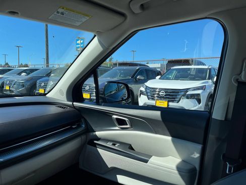 Used 2023 Kia Carnival LX FWD image 32