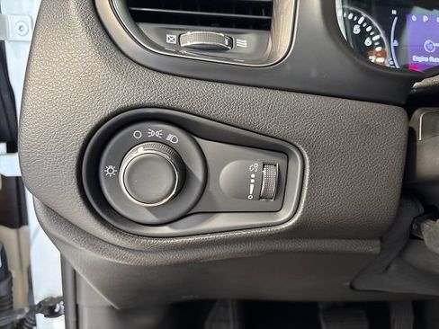 Used 2023 Jeep Renegade Latitude AWD/4WD image 13