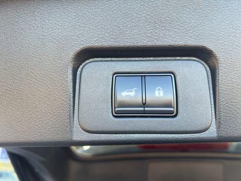 Used 2025 Nissan Rogue SV image 12