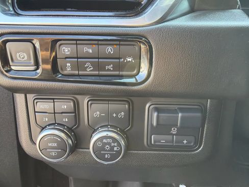 Used 2025 GMC Yukon Denali w/ Sun & Power Step Package image 15