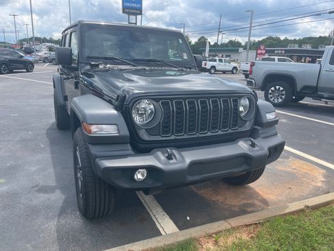Used 2025 Jeep Wrangler Unlimited Sport AWD/4WD image 3