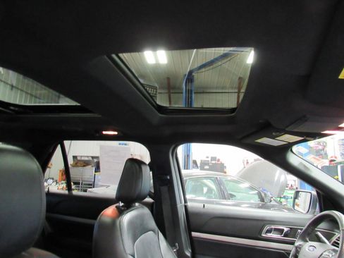 Used 2018 Ford Explorer XLT w/ Equipment Group 202A AWD/4WD image 39