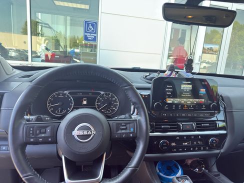 Certified 2024 Nissan Pathfinder SL w/ SL Premium Package FWD image 11