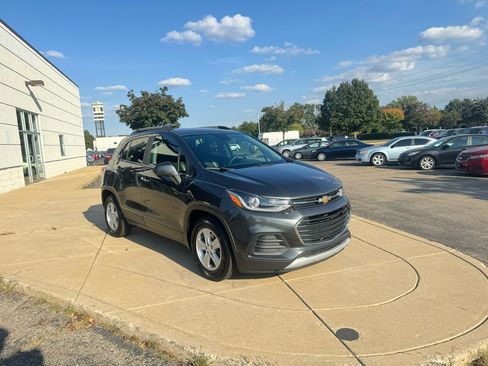 Used 2017 Chevrolet Trax LT w/ LT Convenience Package image 3