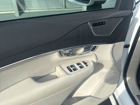 Used 2020 Volvo XC90 T6 Momentum image 2