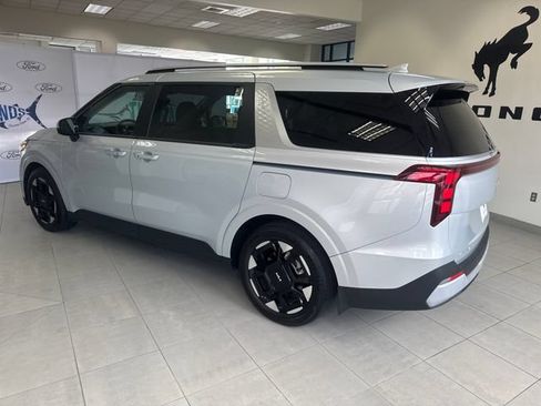 Used 2025 Kia Carnival EX FWD image 5