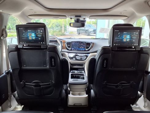 Used 2021 Chrysler Pacifica Limited w/ Uconnect Theater Family Group FWD image 10