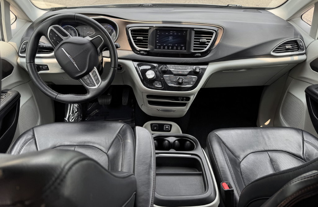 Used 2018 Chrysler Pacifica Touring-L FWD image 26