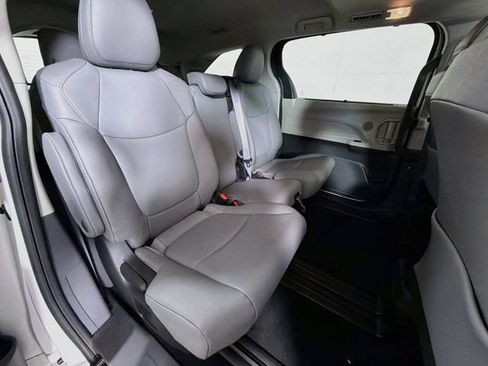 Used 2022 Toyota Sienna XLE w/ XLE Plus Package FWD image 35