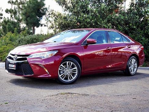 Used 2015 Toyota Camry SE FWD image 2