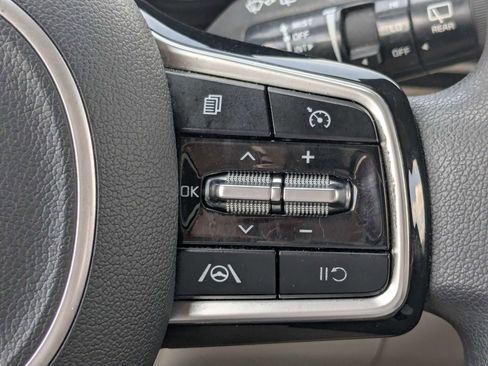 Used 2022 Kia Carnival LX FWD image 31