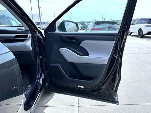 Used 2023 Toyota Highlander LE image 15