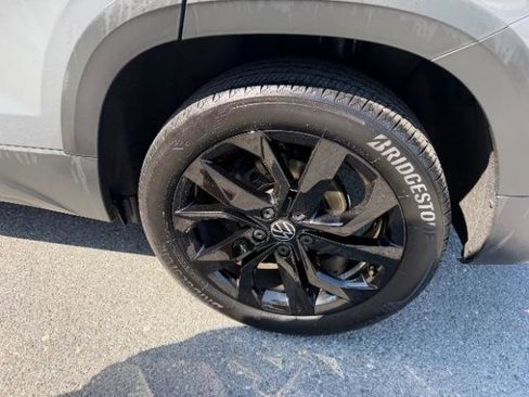 Used 2024 Volkswagen Taos SE w/ Panoramic Sunroof Package image 12