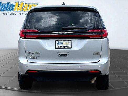 Used 2024 Chrysler Pacifica Touring-L FWD image 5