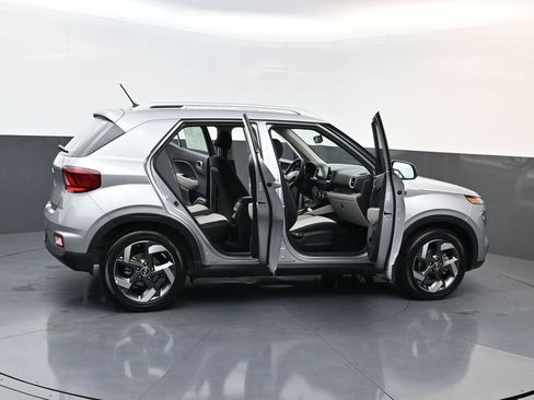 Certified 2025 Hyundai Venue SEL image 30