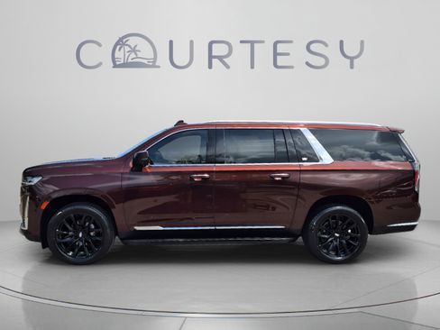 Used 2023 Cadillac Escalade ESV Premium Luxury AWD/4WD image 2