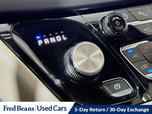 Used 2023 Chrysler Pacifica Touring-L FWD image 23